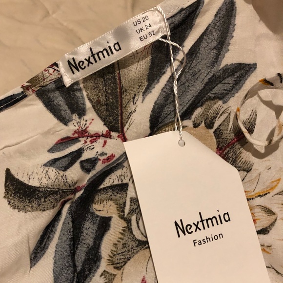 NWT Floral Blouse - Picture 6 of 8